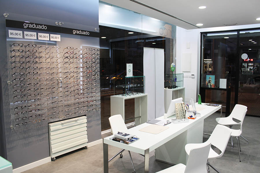 Exposición de gafas de Óptica Arco