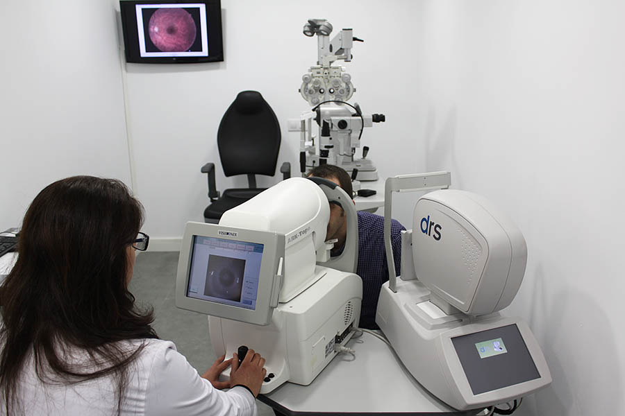 Equipamiento para revisiones visuales en Óptica Arco